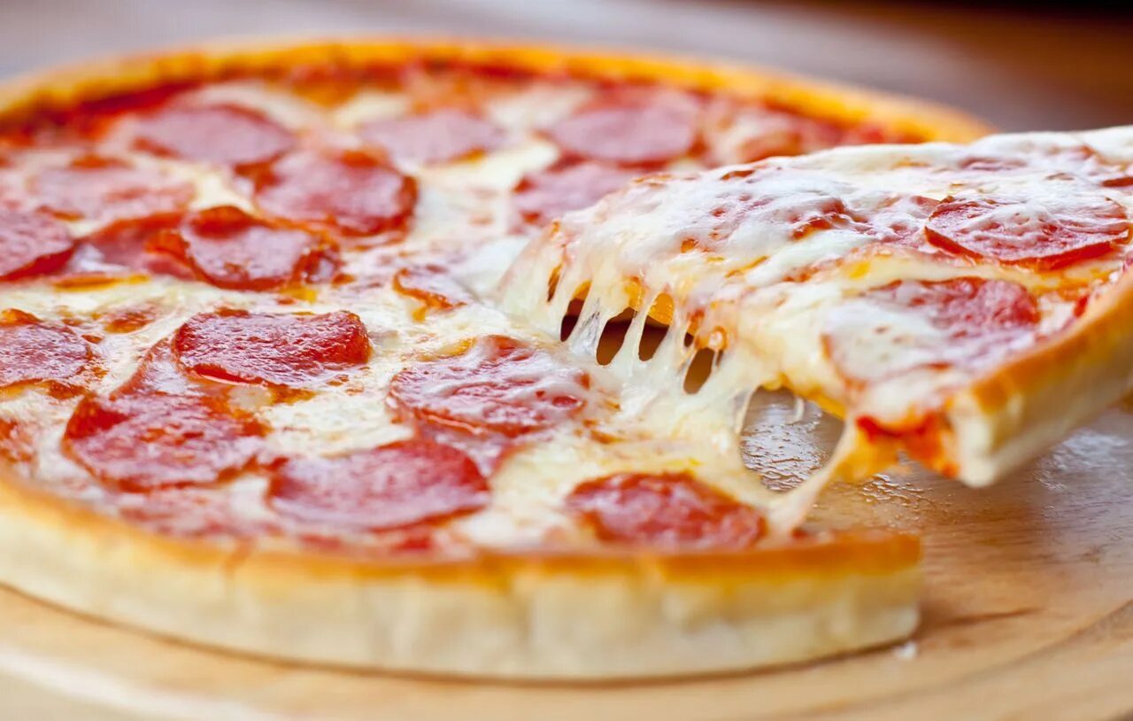 Начинка для пиццы с сыром. Американская пицца пепперони. Пицца салями пепперони. Пицца пепперони аппетитная. Пицца ресторан пеперони.