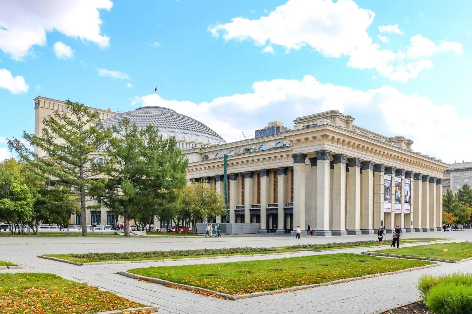 Оперный театр Новосибирск. Город Новосибирск театр оперы и балета. Новосибирск красный проспект 36 Новосибирский театр оперы и балета. Достопримечательности Новосибирска театр оперы.