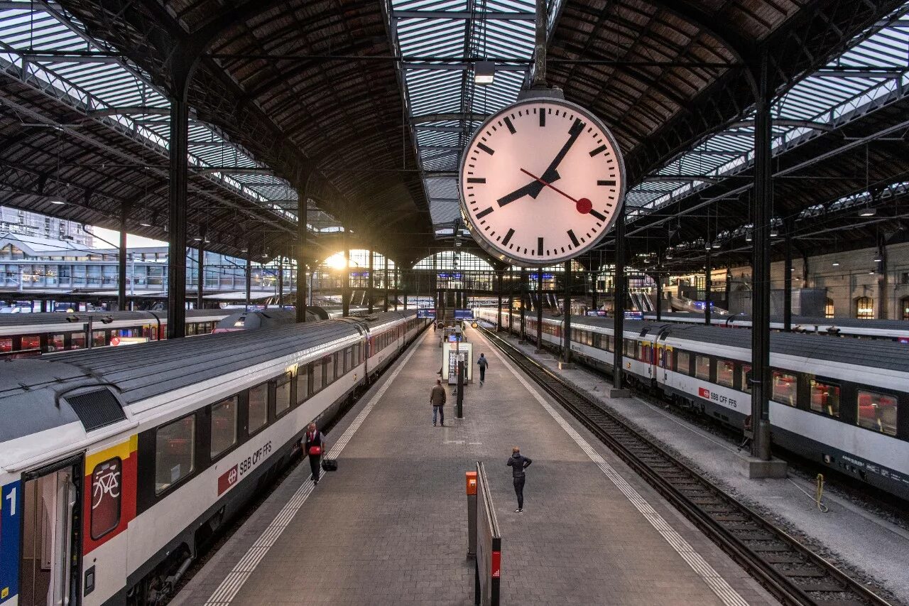 Вокзал Railway Station. Вокзал в Англии. Современный вокзал. Вокзалы Великобритании. 16 часов на поезде