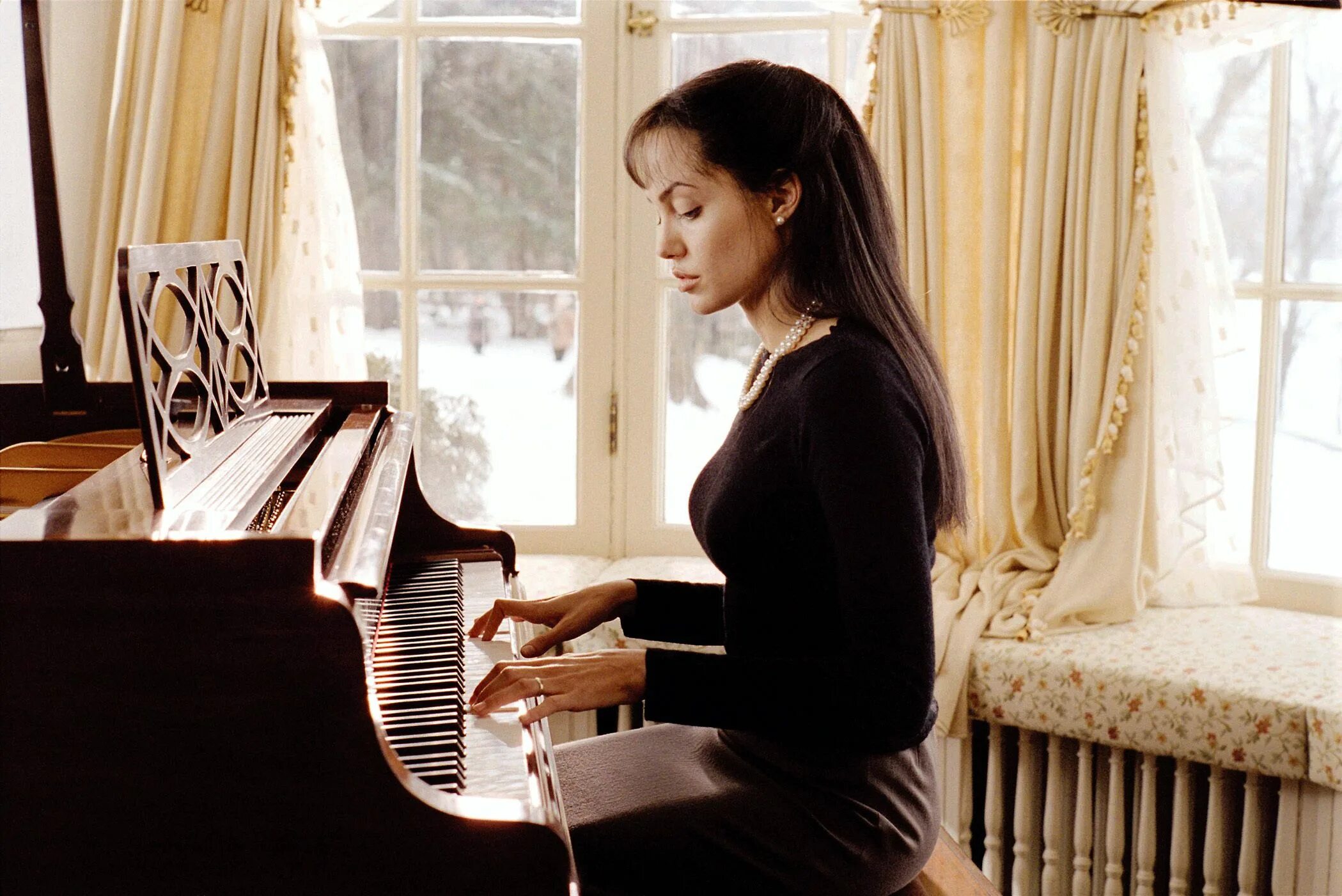 Плохо играет на пианино. Анджелина Джоли на пианино. Анджелина Джоли у окна. Красивая пианистка. Девушка пианистка.