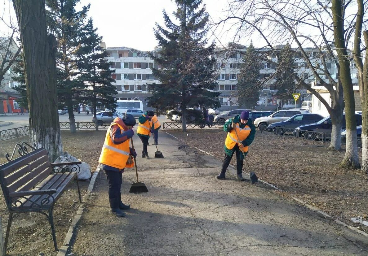 Волонтеры в Красном Луче. Красный Луч население. Сайт администрации города красный Луч. Выставка техники санитарная очистка города. Погода красный луч на неделю