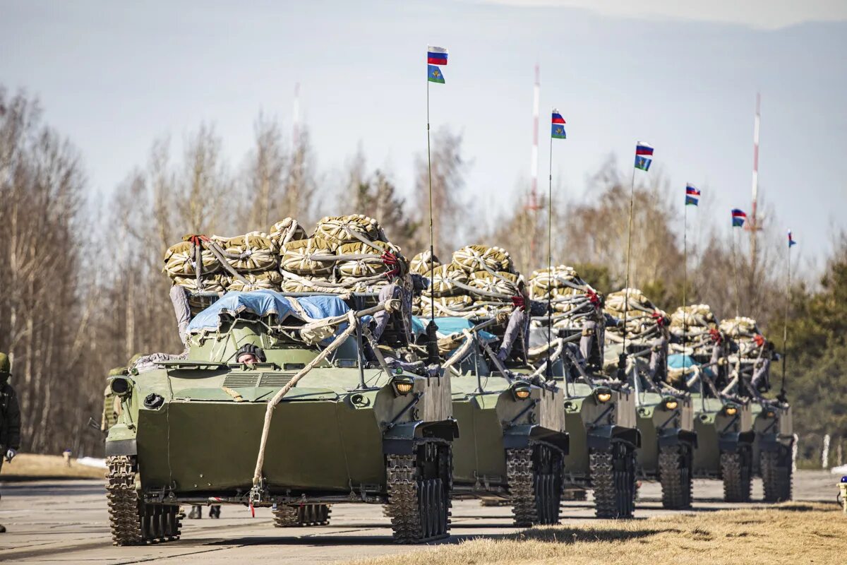 Военный ход. Фон военные учения. БМД 2 армия России на Украине. Военная техника на границе с Украиной. Российская техника на Украине БМД.