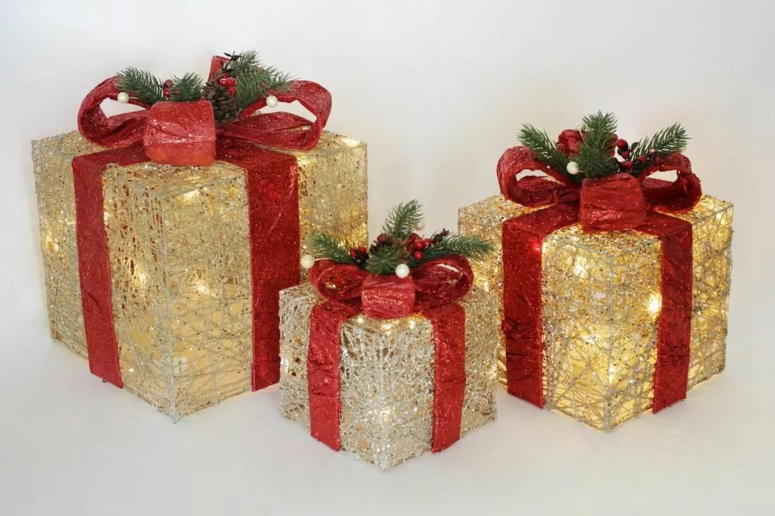 Упаковка новогодних подарков. Подарки под ёлкой. Декоративные подарки под елку. Подарочные коробки под елку. Подарки под елку из коробок.