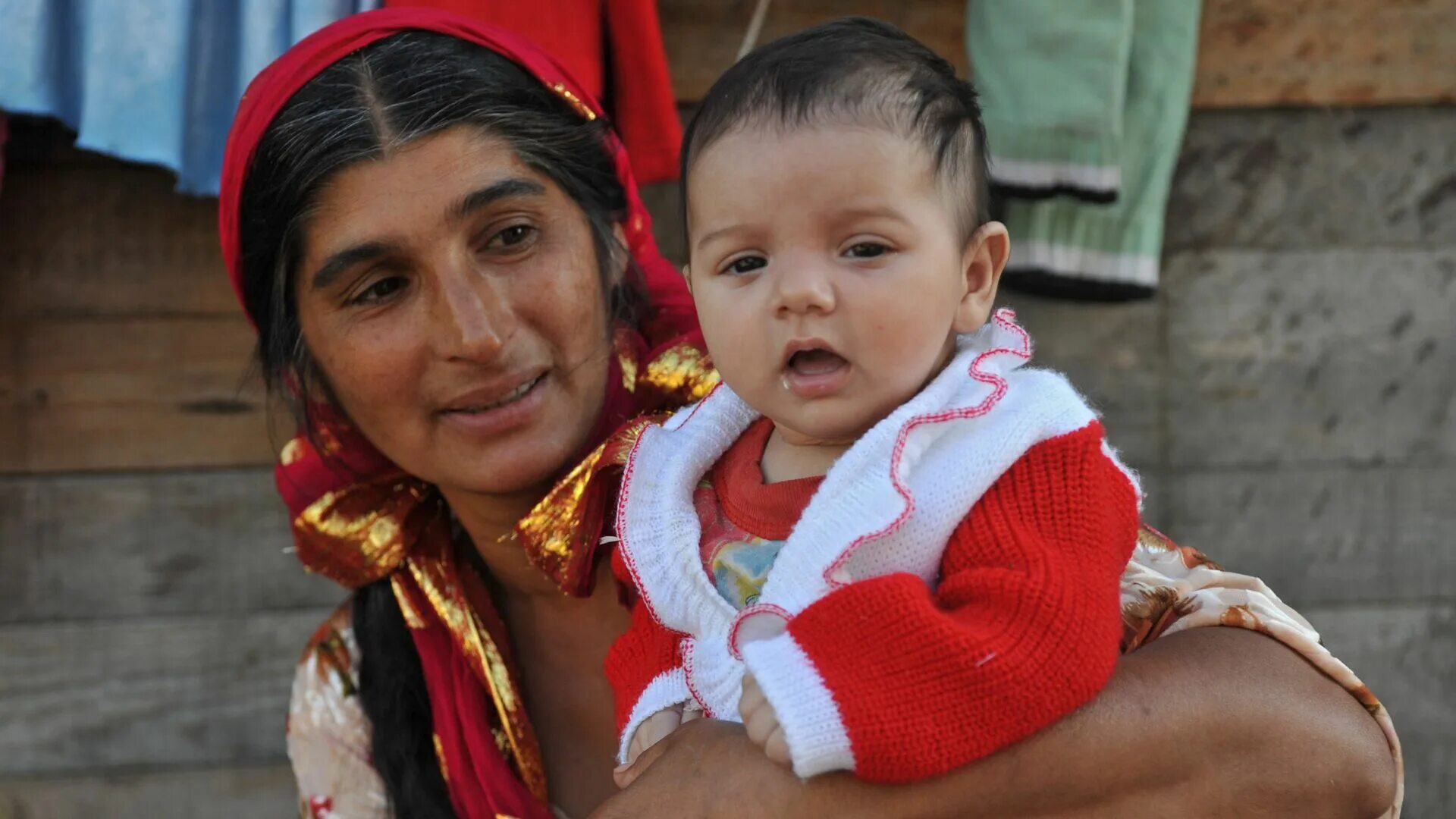 Узбекистан бухарский люли. Самоназвание цыган 4. Ромалэ цыгане румыны. Цыганский табор. Бухарские цыгане люли.