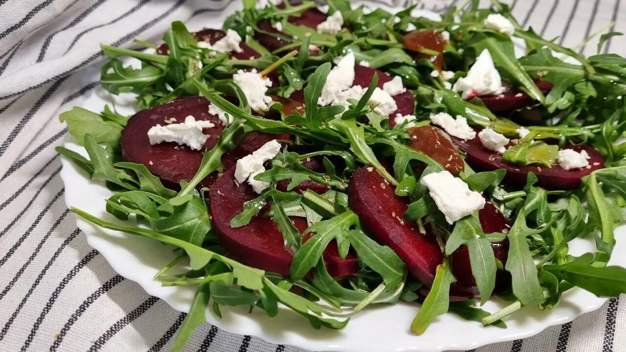 Салат со свёклой и рукколой и фетой. Салат свекла руккола. Салат со свеклой и брынзой. Свекла фета руккола. Салат свекла руккола.