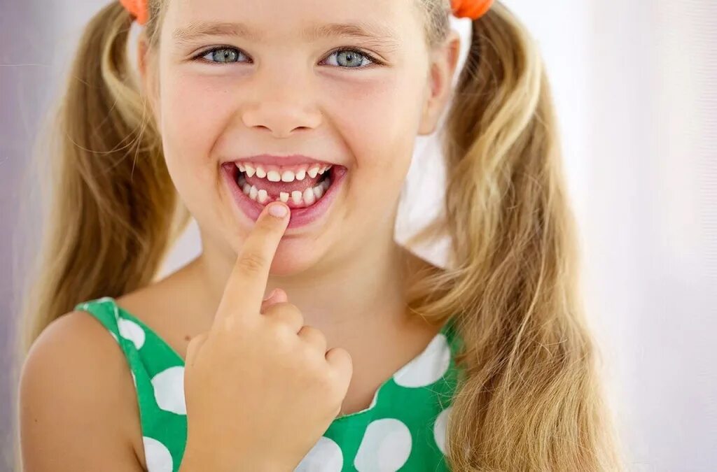 Здоровые детские зубы. Красивые зубы у детей. Молочные зубы улыбка. Детская улыбка. Сильно шатается зуб что делать