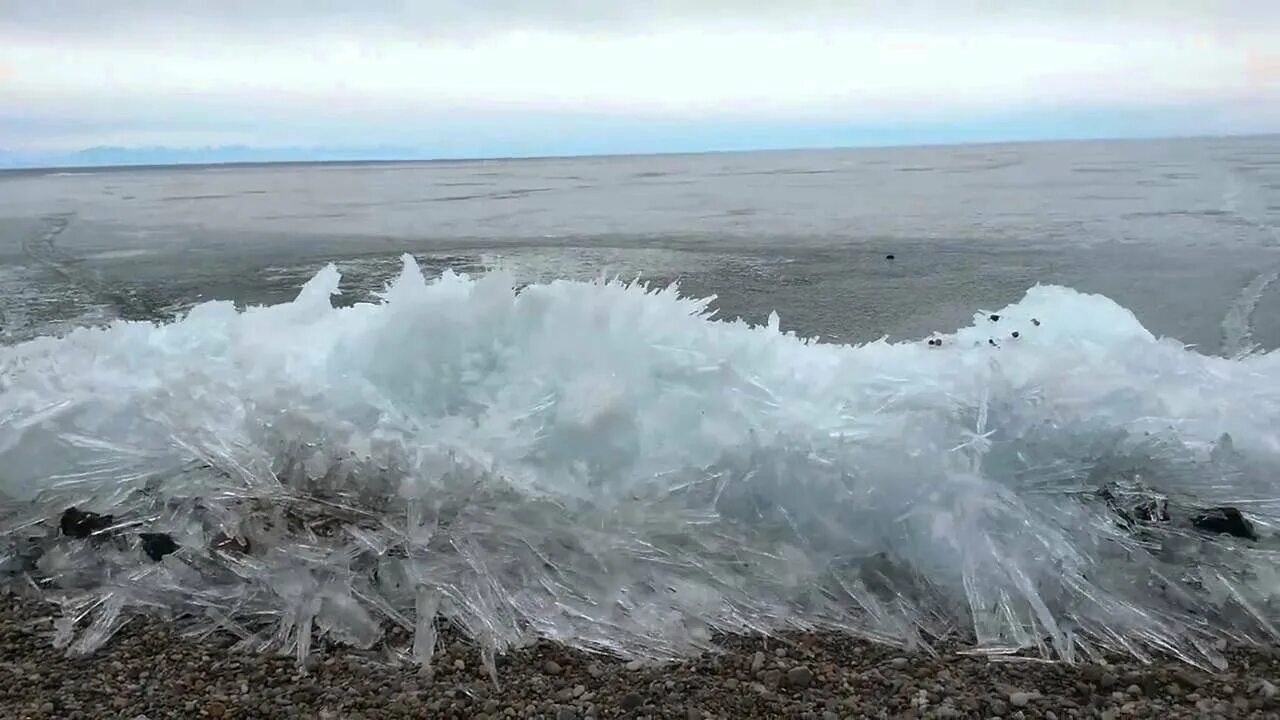 ЦУНАМИ на Байкале. ЦУНАМИ на озере Байкал. Застывшие волны Байкала. Снежное ЦУНАМИ. Ледовое видео