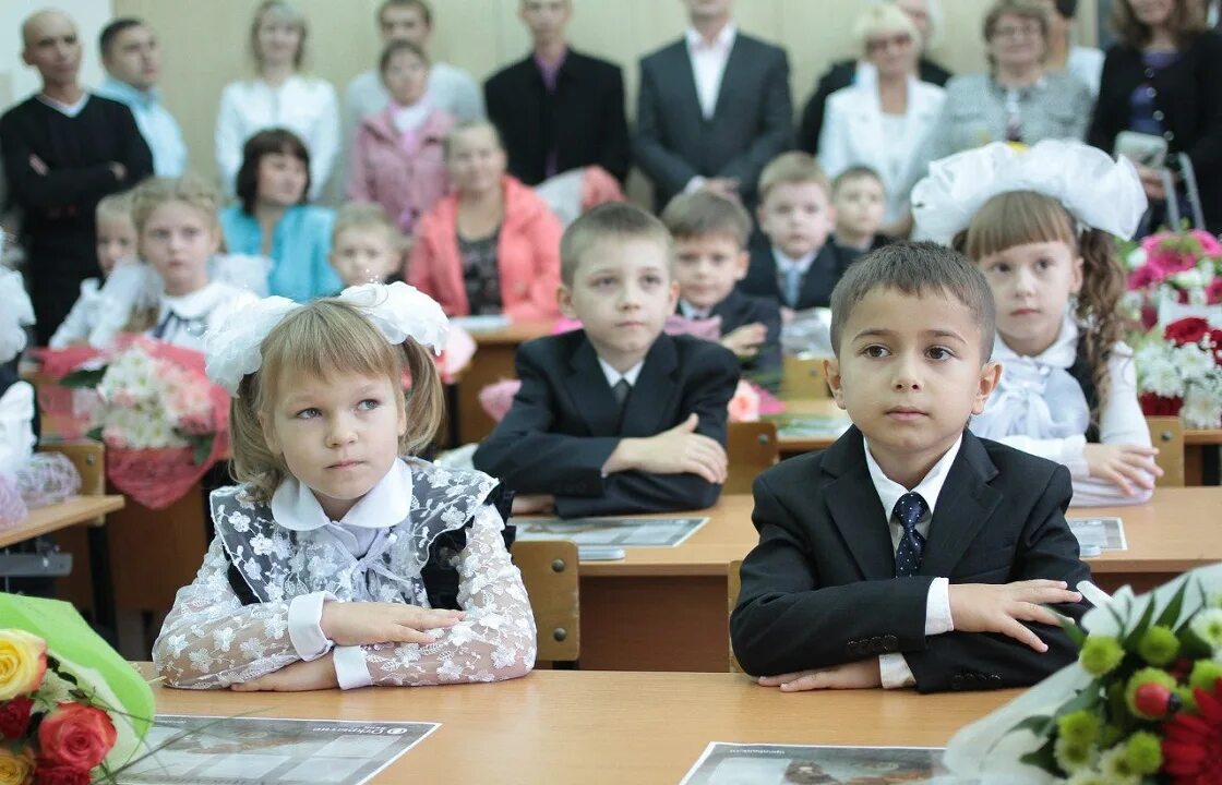 Т г первый класс. Первоклассники. Первоклассники на уроке. Школьники первый класс. Школьники за партой.