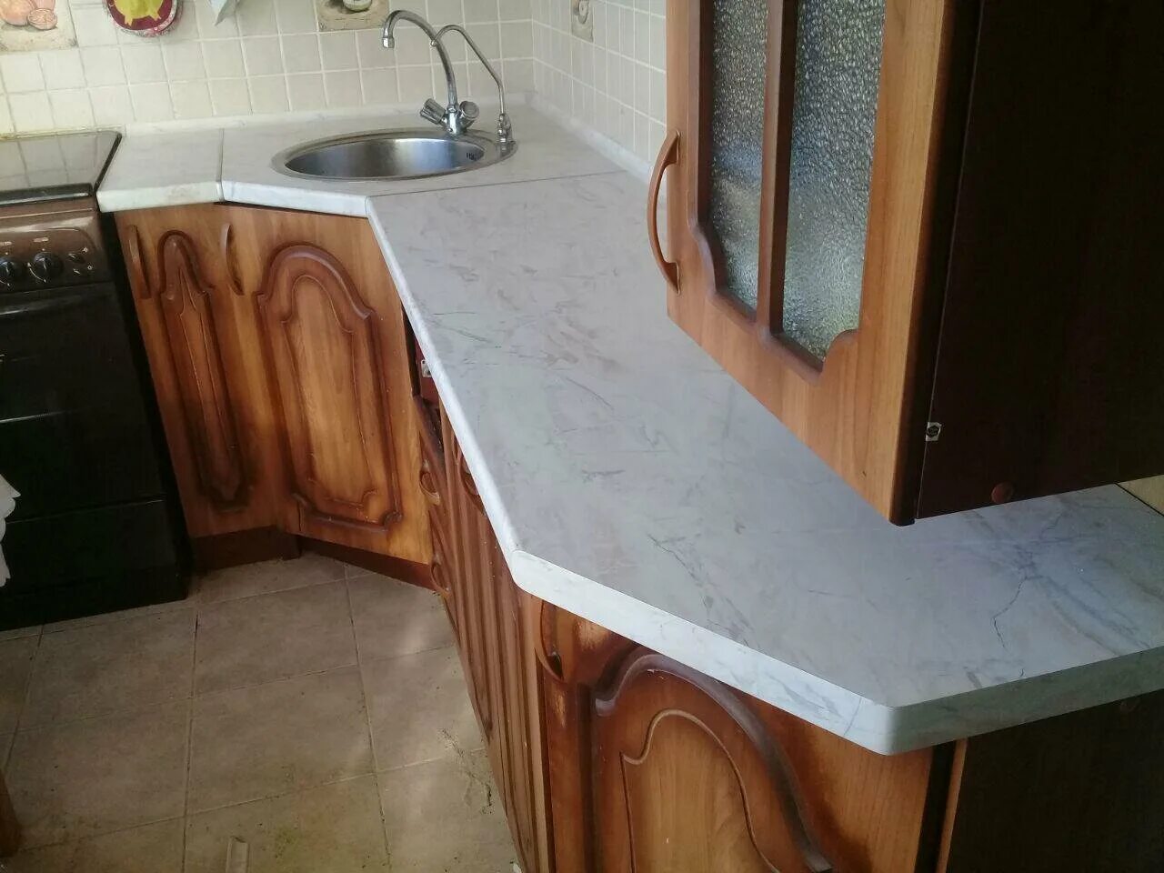 Замена столешницы на кухне. Столешница на старую кухню. Мозаика на столешницу на кухне. Самодельные столешницы для кухни своими руками. Замена столешницы на кухне своими руками.