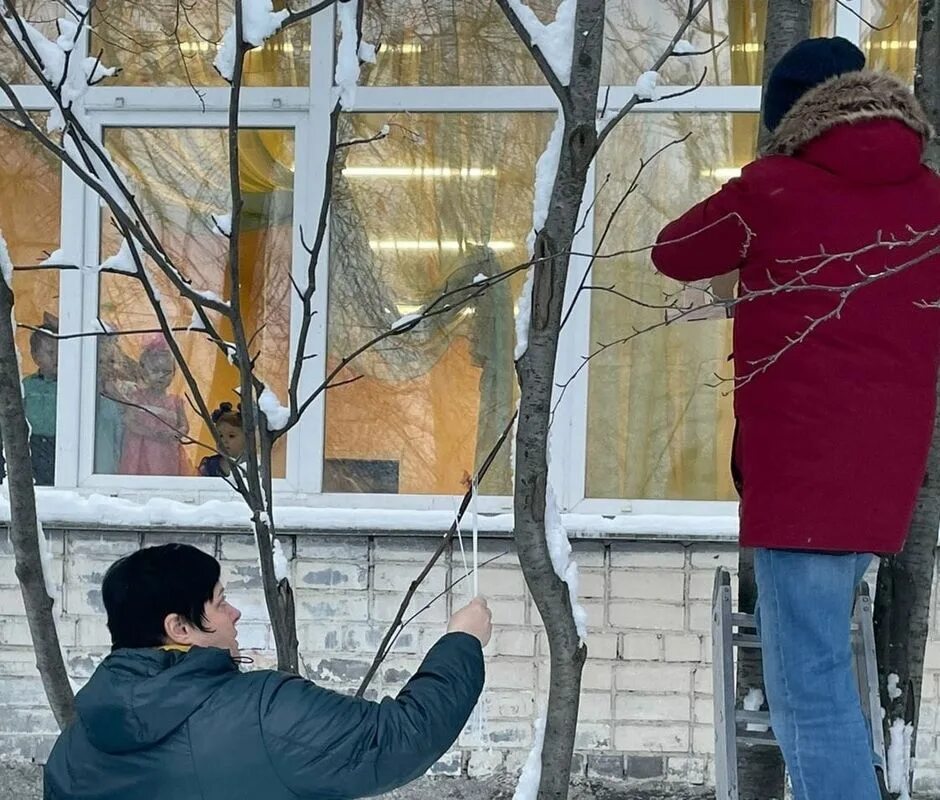 Сделай повесь. Трое повешены на дереве.