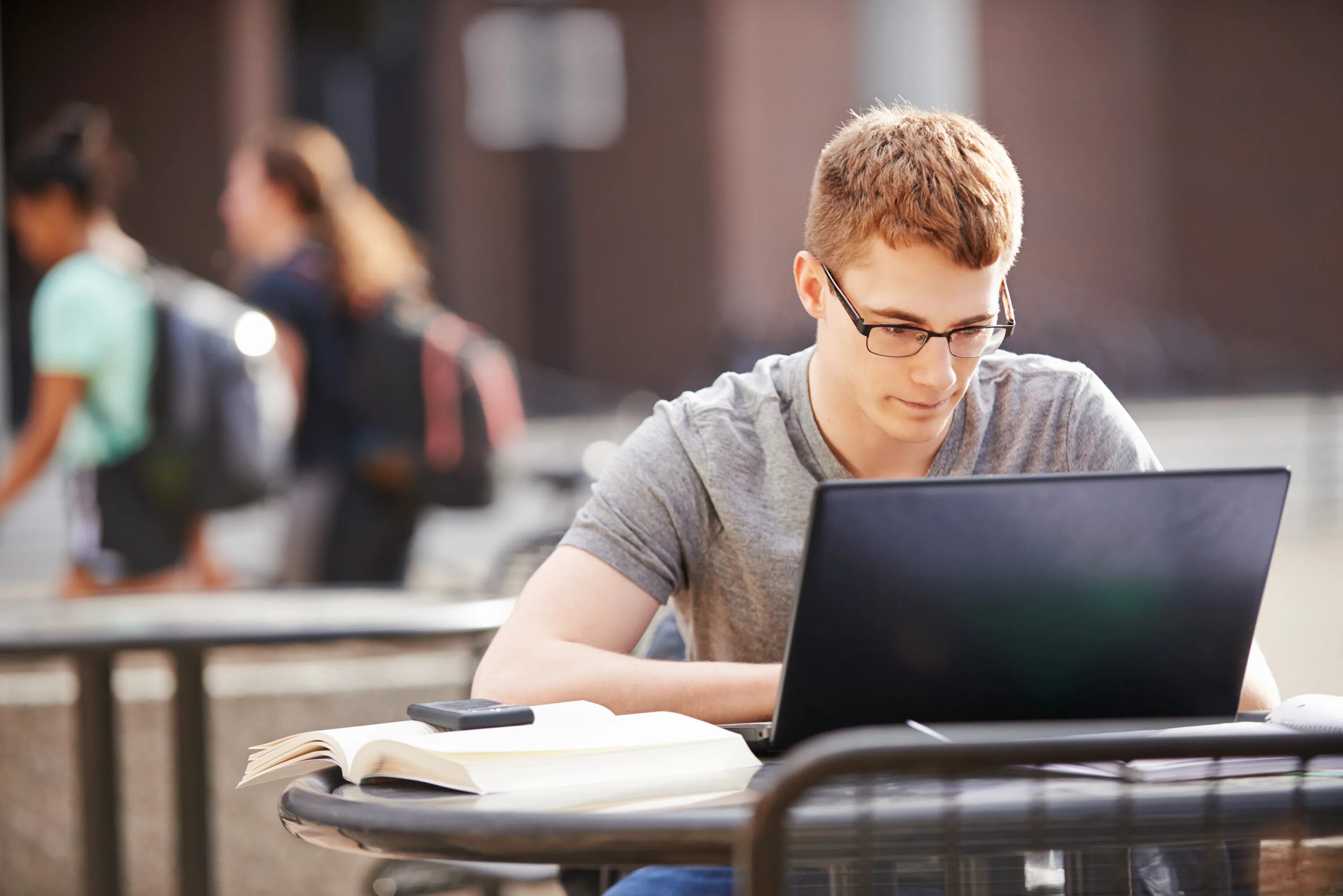 Человек за компьютером. Студент за ноутом. Подросток за компом. Студент с ноутбуком.