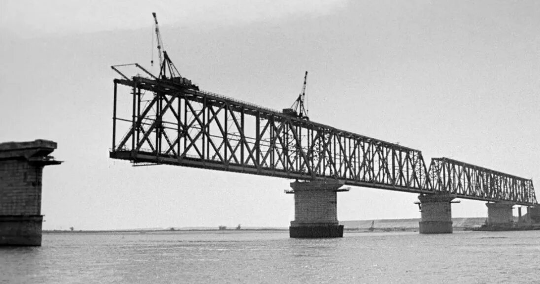 Монтаж пролета. Мост через Амур Комсомольск-на-Амуре. Навесной монтаж пролетных строений. Металлическое пролетное строение железнодорожного моста. Железнодорожный мост Комсомольск на Амуре.