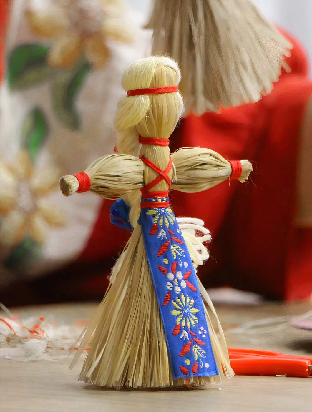 Кукла веснянка из лыка. Поделки на масленицу мастер класс. Масленичная кукла из лыка. Кукла масленица. Народная кукла параскева пятница.