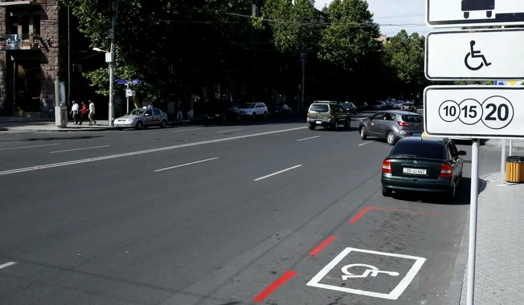 Парковка в ереване. Parking Ереван. Парковка Ереван красные полосы. Парковка в центре Еревана карта. Есть в Ереване долгосрочная парковка.