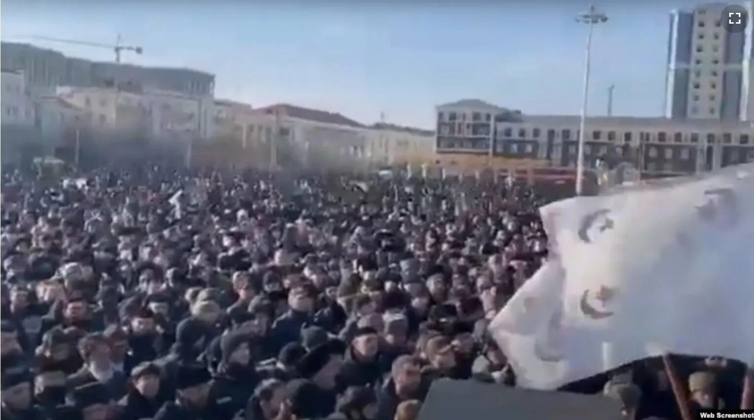 Митинг в Чечне против янгулбаевых. Янгулбаев Чечня. Митинг в Грозном. Антивоенный митинг в Грозном. Чеченцы угрожают бандиту