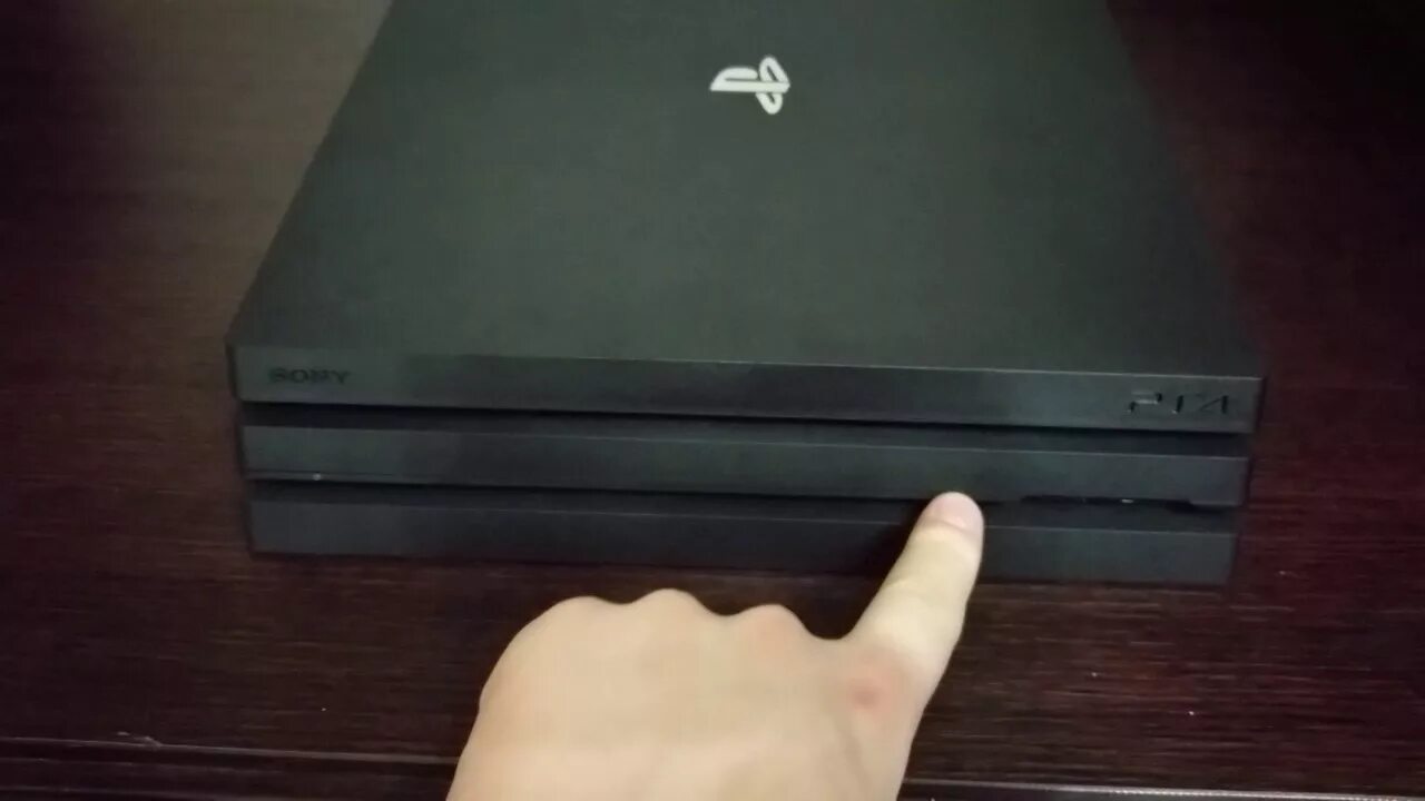 Откатить ps4. Дисковод плейстейшен 4. PLAYSTATION 4 Pro дисковод. Sony PLAYSTATION 4 2008 дисковод. Кнопка включения ps4 Pro[PLAYSTATION 4].