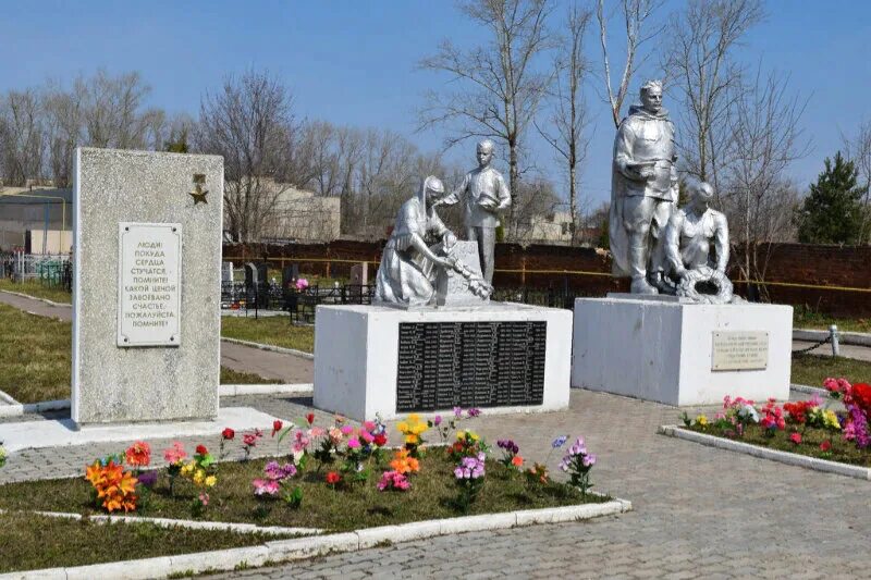 Памятники никольское. Скопин город Рязанская область кладбище. Скопин Никольское кладбище. Памятники в Скопине Рязанской области. Братское захоронение Никольское.