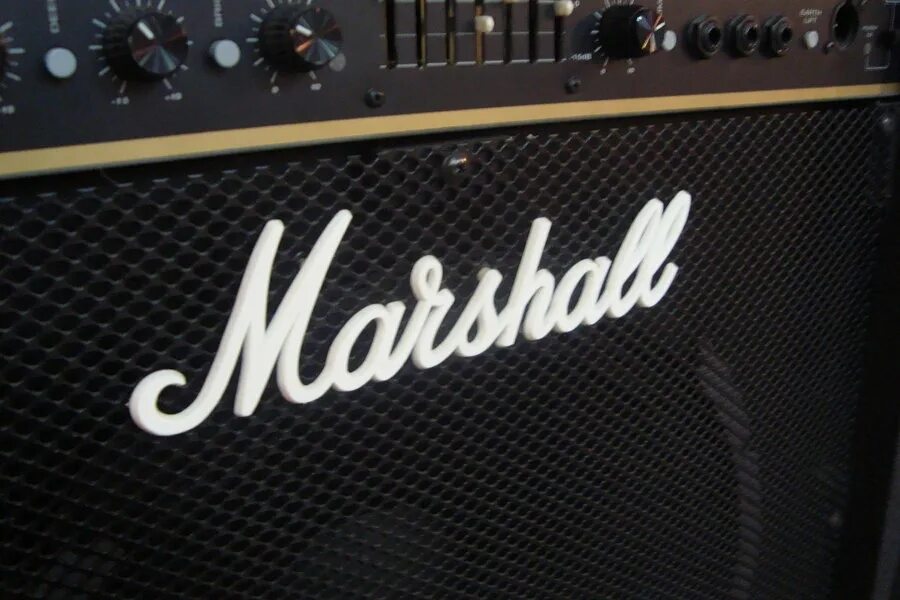 Фирма маршал производитель. Логотип Marshall Amplification. Marshall Bass amp. Колонки Marshall лого компании. Marshall надпись.