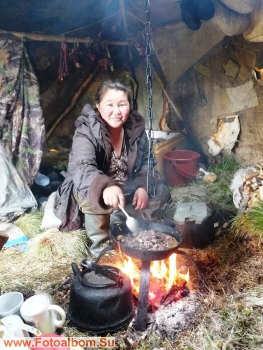 Чумработница фото. Чум внутри. Оленевод женщина. Быт народов севера. Женщины ямала.