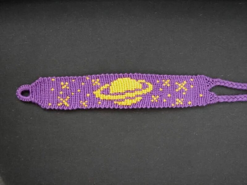 Фенечка гейзер из 4 цветов. Фенечка фиолетовая. Фиолетовые фенечки. Браслет дружбы макраме. Фенечки фиолетовые из мулине.