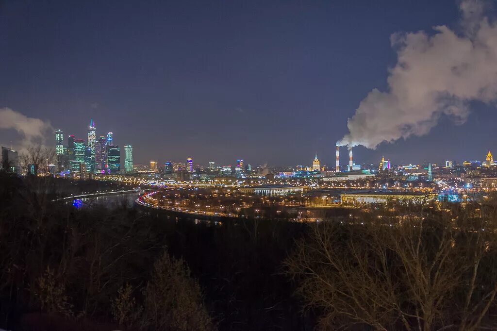 Воробьевы горы москва площадка. Смотровая площадка МГУ Воробьевы горы. Москва Сити со смотровой площадки МГУ. Вид на Москву со смотровой площадки Воробьевы горы. Воробьевы горы смотровая площадка ночью.