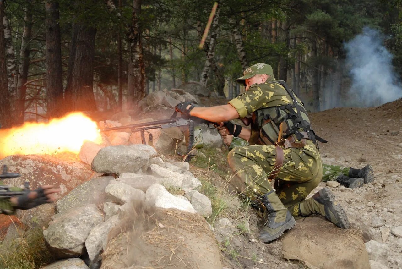 Огненный наконечник стрелы. Стреляющие горы гиви актер. Шоу каскадеров команда. Горящие стрелы в древности. Огненная стрела.