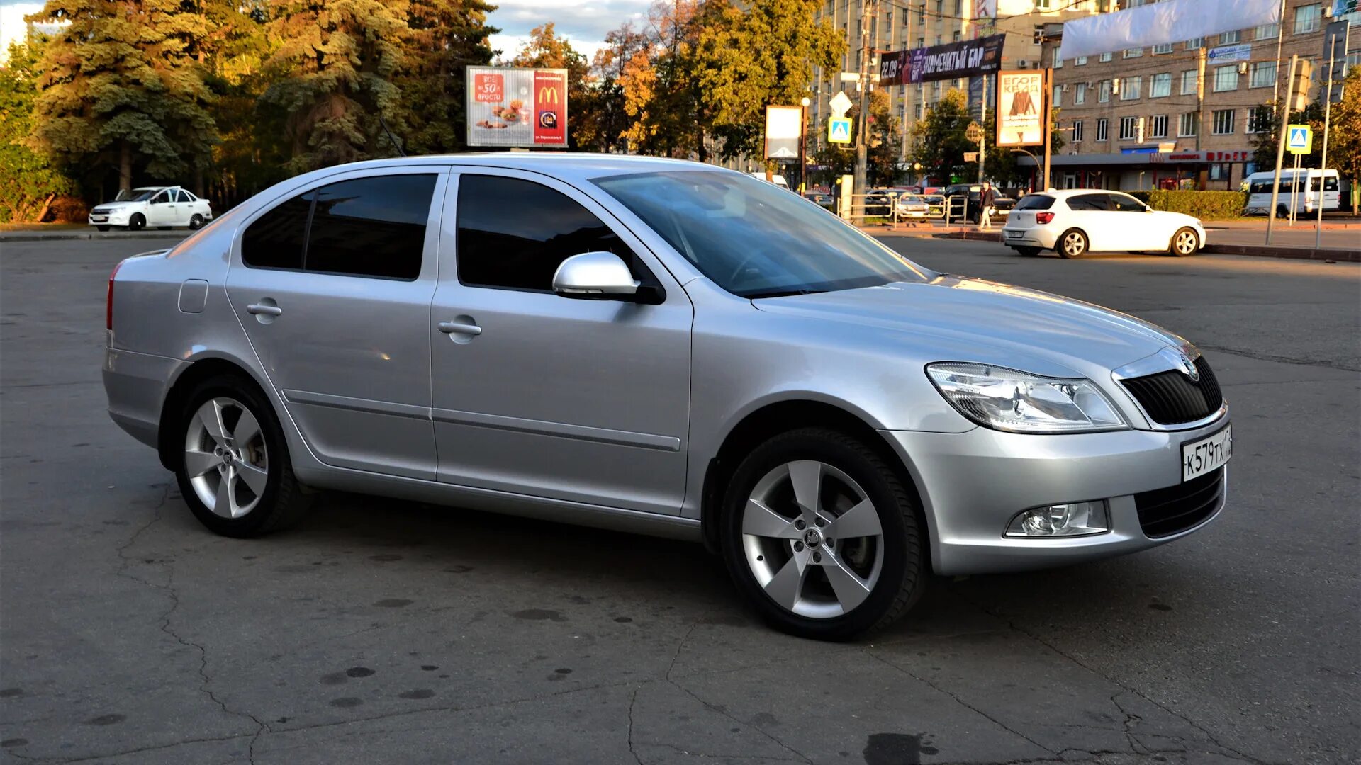 Skoda Octavia a5 серебристая.