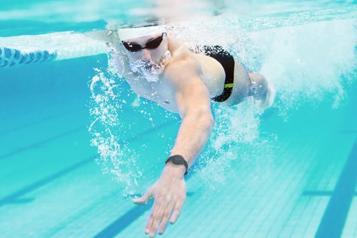 Watch me swim. Плавать в бассейне. Пловец в бассейне. Браслеты для плавания в бассейне. Уроки плавания в бассейне.