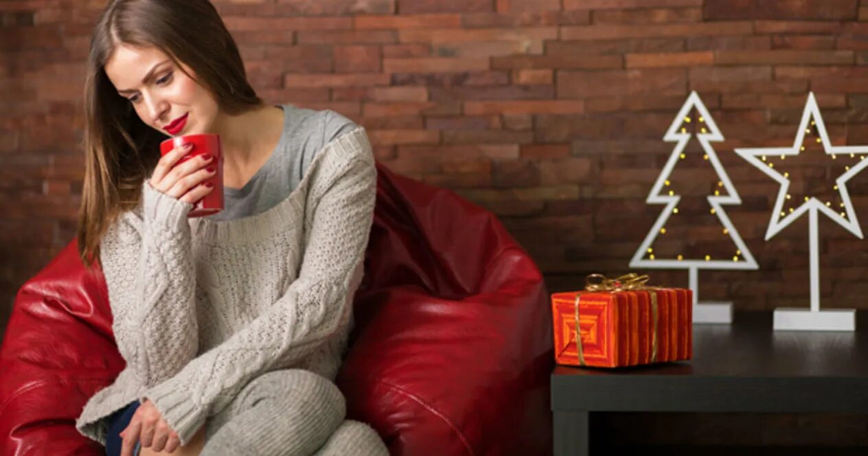 праздники лежа в одиночестве новый год. человек на фоне салюта. встреча нового года в одиночестве. елка на окно. новый год в одиночестве девушка.