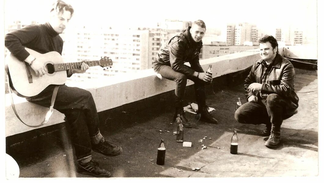 гитарист во дворе. под гитару дворовые. дворовая под гитару. дворовые песни концерт. армейские и дворовые песни.