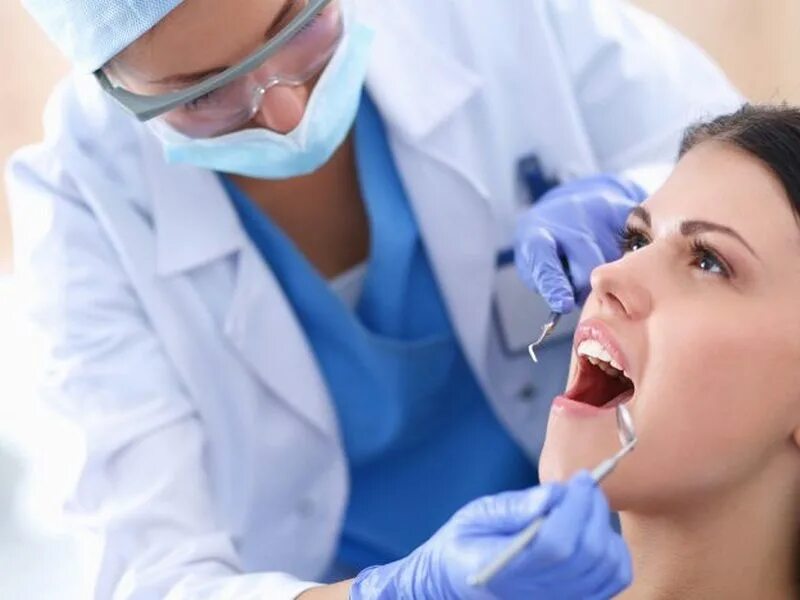 регулярное посещение стоматолога. красивые зубы стоматология. регулярное посещение стоматолога. девушка на приеме у стоматолога. регулярное посещение стоматолога.