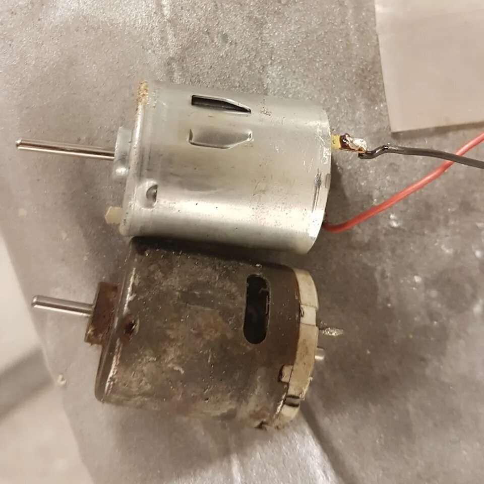 Щеточный мотор редуктор 12 вольт. Dc motor 12v. Крутящий моторчик. Моторчик с редуктором 6v arduino. Крутящий моторчик.