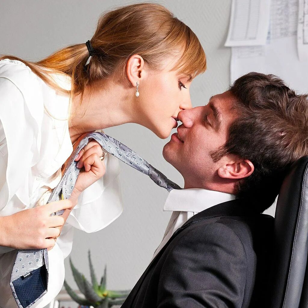 Поцелуй в офисе. Флирт на работе картинки. Держит за галстук. Что такое флирт между мужчиной и женщиной. Сексуальное притяжение