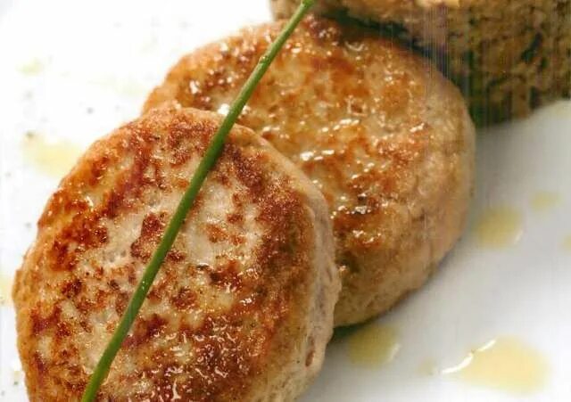 Кроличьи котлеты. Котлеты из кролика. Биточки из кролика. Детские котлеты из кролика. Котлеты из кролика.