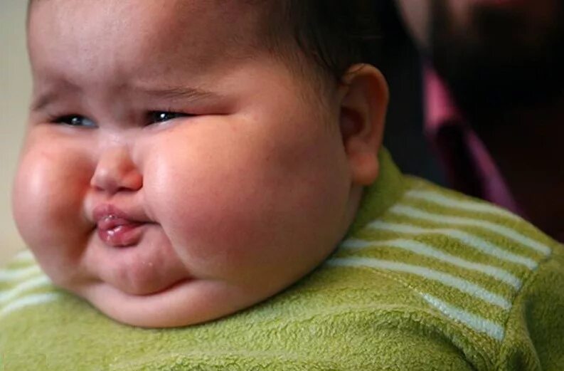 толстенькие щечки. большие щеки. детские прикольные лица. пухлое лицо. пухлые щеки у девушки.