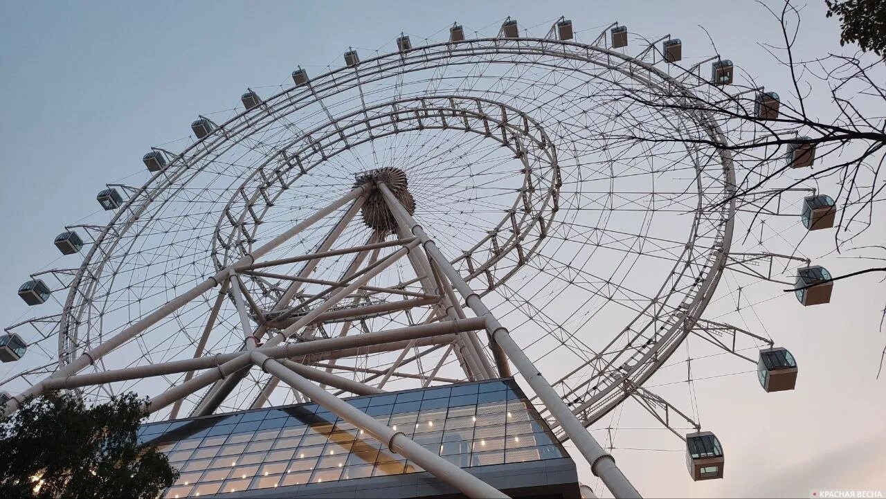 Солнце москвы колесо обозрения. Колесо обозрения солнце москвы на вднх. Парк зарядье колесо обозрения. Самое большое колесо обозрения в москве где. Колесо обозрения вднх 2021 высота.
