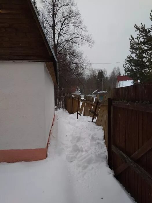 Снег соседской крыши. Забор от снега с крыши. Ограждения от снега для частного дома. Усиленный забор от снега с крыши. Усиленный забор от снега.