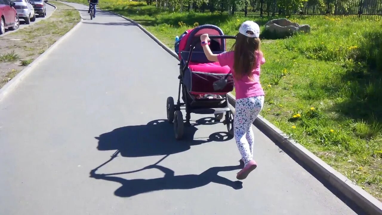 Дети колясками видео. Катать коляску. Малыш катает коляску. Девочка катает коляску. Девочки на улице катают коляски.
