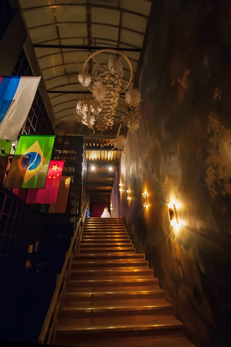 Студия вершина красные ворота. Клубы красные ворота. Клубы красные ворота. Гуру бар чистые пруды. Шишка лаунж красные ворота.