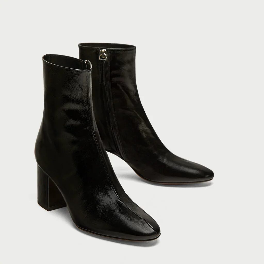 Кожаные ботинки zara 2021. Сапоги зара 2020 черны. Сапоги zara с тиснением под. Кожаные ботинки на рифленой подошве zara. Ботильоны zara 2021.
