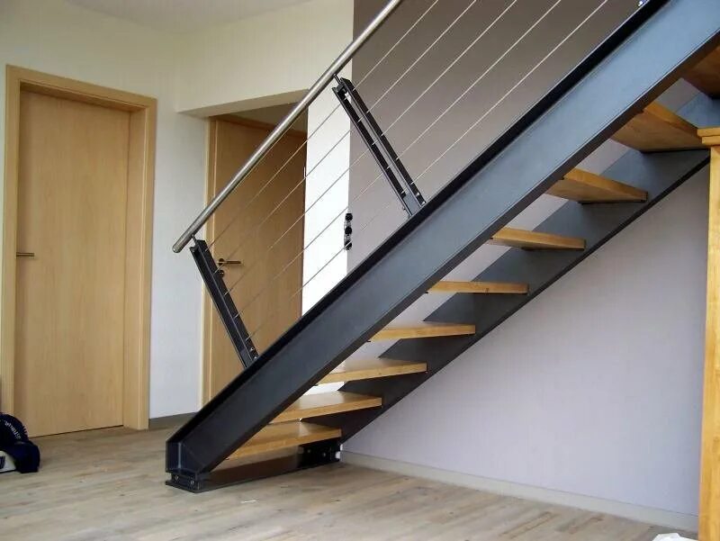 Профильная лестница на второй этаж. Косоур двутавр лестница. Косоур из швеллера для лестницы. Одномаршевая лестница на тетиве. Лестница из швеллера 100мм.