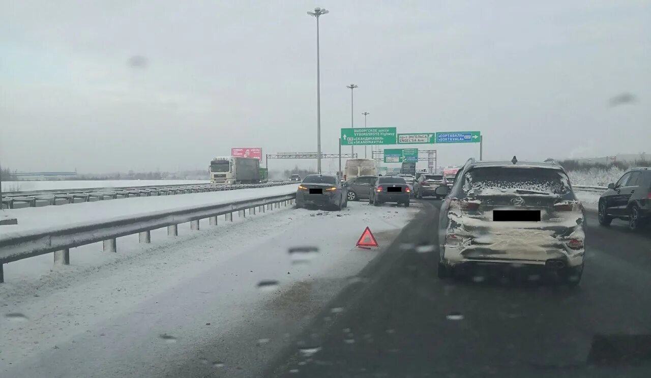 Кольцевая дорога пробки. Пробка на кольцевой сейчас. Пробка московское шоссе санкт-петербург. Стоит кад сейчас. Авария на каде в спб сейчас.