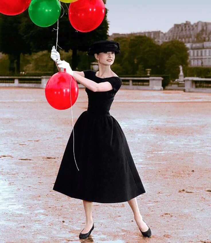 Ретро шаре. Audrey Hepburn 1957. Одри Хепберн в 60. Шарики в ретро стиле. Одри Хепберн с шариками.