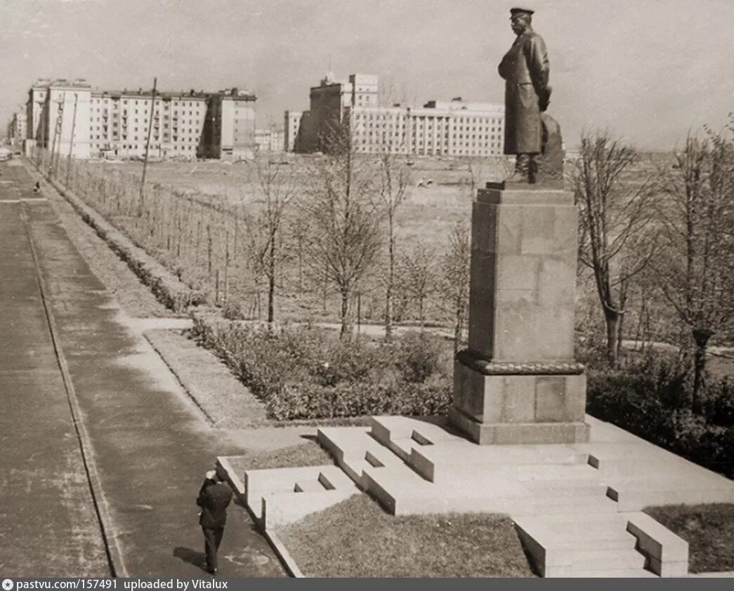 Советский город ленинградская. Памятник Сталину на Московском проспекте Санкт Петербург. Памятники Сталину Ленинград площадь Победы. Памятник Сталину на Московском проспекте в Ленинграде. Московский парк Победы памятник Сталину.