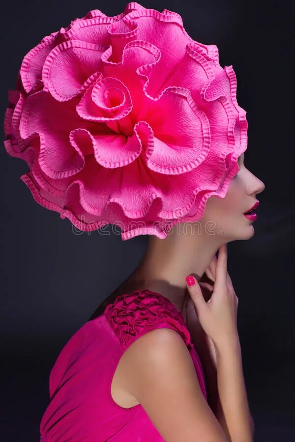 Брошь цветок на платье. Девушка с цветком на голове. Шляпа из живых цветов. Костюм с большим цветком. Костюм цветов для девочки.