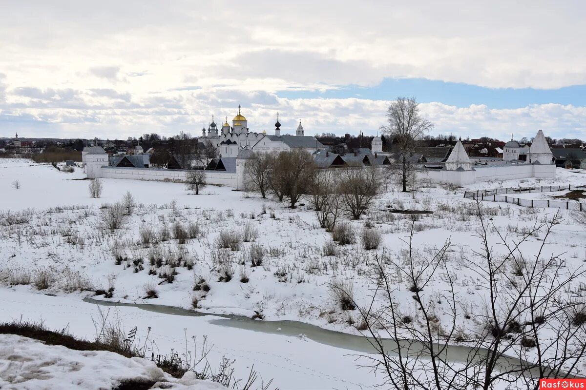 Суздаль в марте. Суздаль в марте фото. Суздаль 2016. Суздаль весна. Церковь рождества христова суздаль ночью.