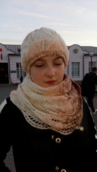 Шапка из ализе спицами. Шапка из ализе ангора голд симли. alize angora gold simli снуд. alize angora gold шапка. снуд из ализе ангора голд симли.