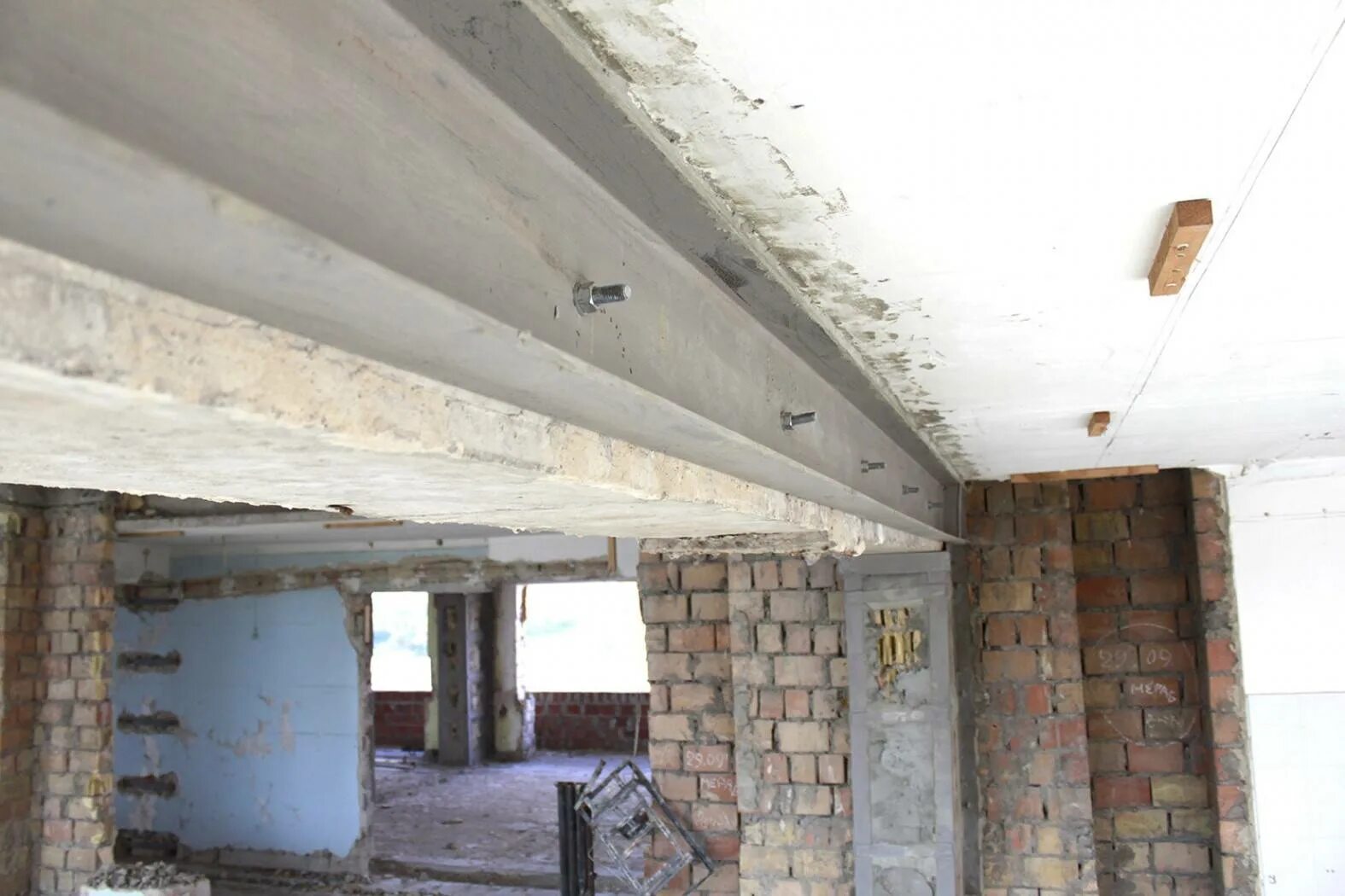 Межэтажное жби перекрытие. Опора для балки перекрытия снизу. Балка монтажного перекрытия 2780х120х300. Балки перекрытия 50х200 640мм. Балка монтажного перекрытия 2780х120х300.