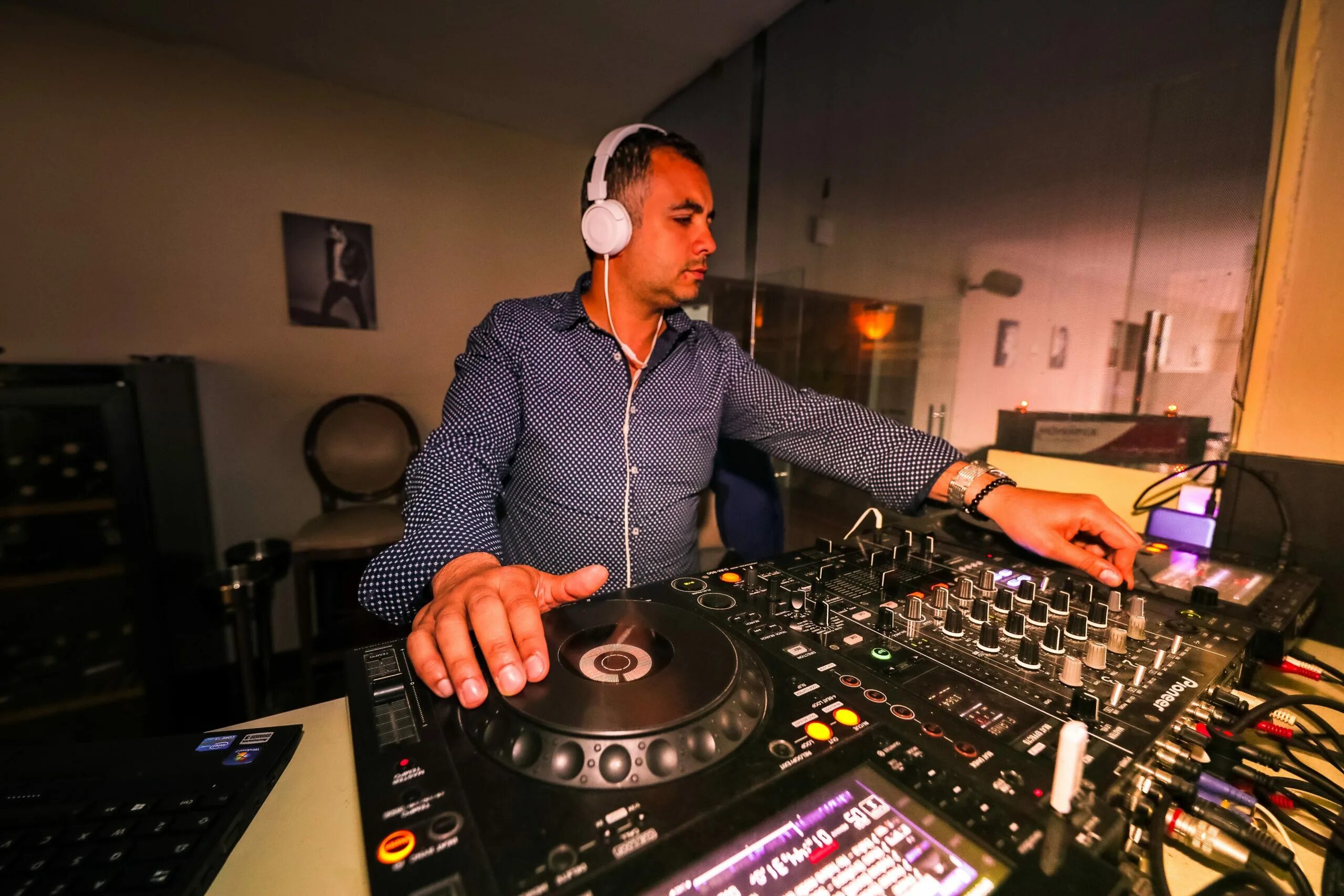 музыкант диджей. диджей в лесу. антон скляр диджей. Laidback luke avicii. редкий диджей.