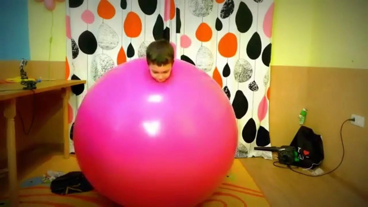 Включи большие шары. Гигантский шар giant Balloon. Огромный надувной шарик. Надуваем огромный шар. Огромный резиновый шар.